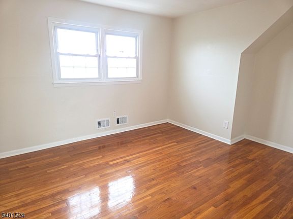 4th image of 413 Farnham Ave