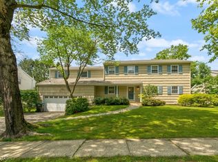 5 Village Cir, Mendham, NJ 07945