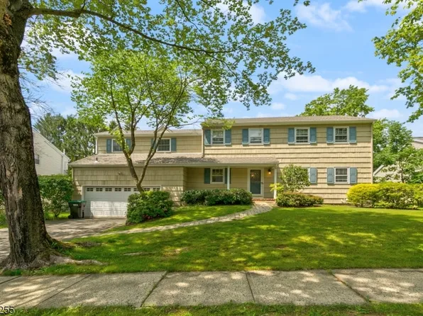 5 Village Cir, Mendham Boro, NJ 07945