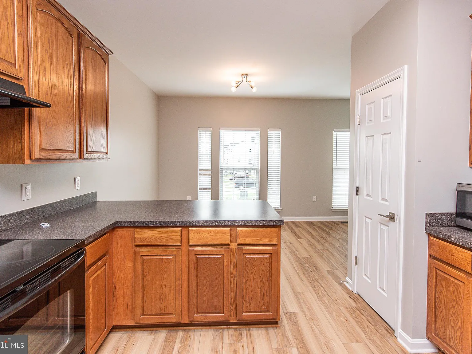 3 bed, 4.0 bath, 2470 sqft, $2,100 — Photo 4