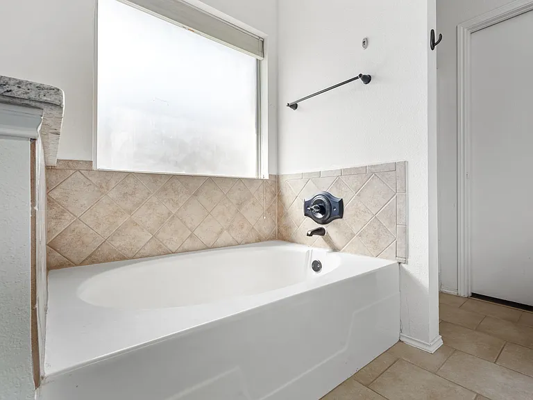 1011 Ridgecrest Dr — Photo 6