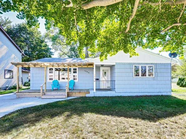 1704 16th St E, Glencoe, MN 55336