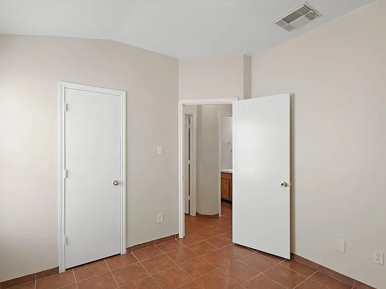 1907 Wooded Acres Dr — Photo 15