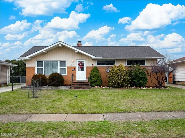 397 E Parkleigh Dr, Seven Hills, OH 44131