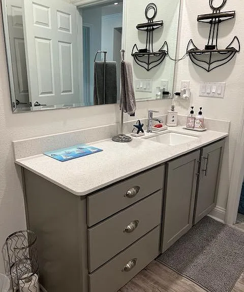 Guest bathroom between the 2 guest bedrooms.