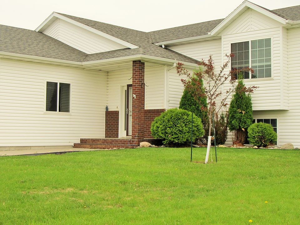 1st image of 1690 Oakwood Dr