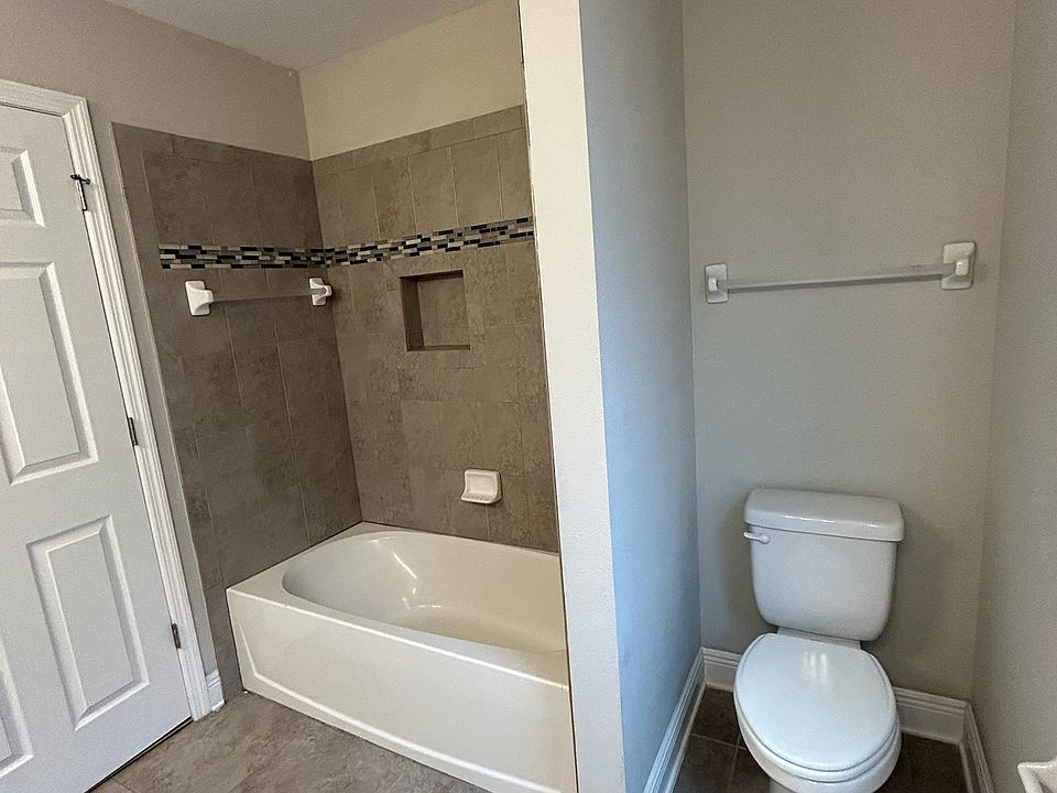 Upper Level Shared Bath