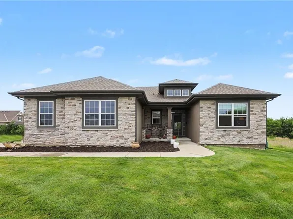 19601 W 210th St, Spring Hill, KS 66083