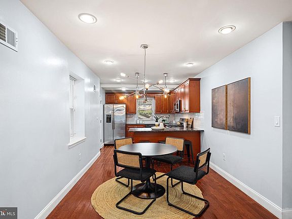 5th image of 2343 Moore St