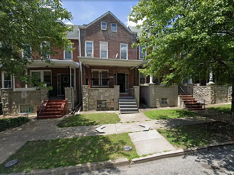 2206 Whittier Ave — Photo 1