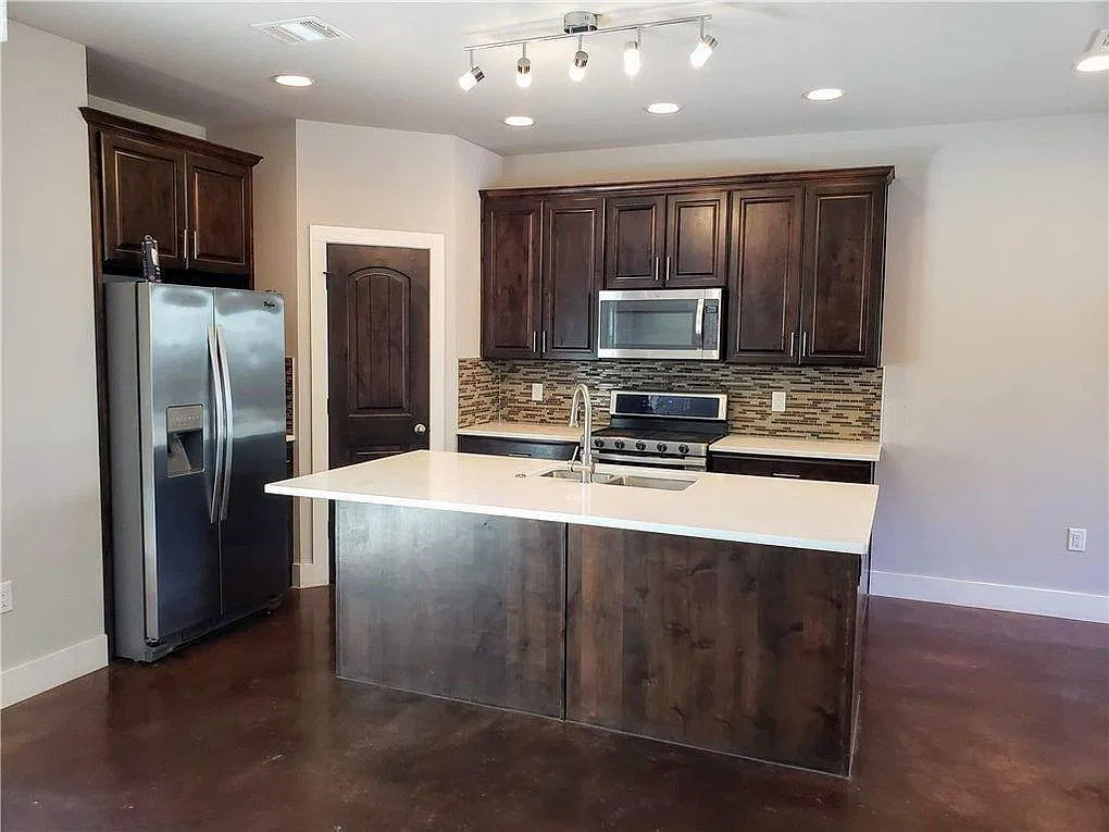 2 bed, 2.5 bath, 1650 sqft, $2,650 — Photo 2