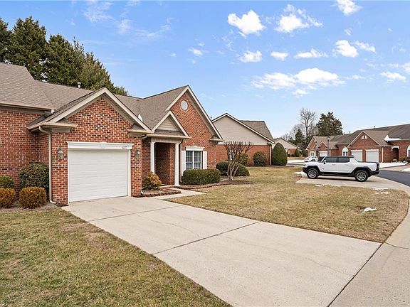 3rd image of 637 Sonoma Ln