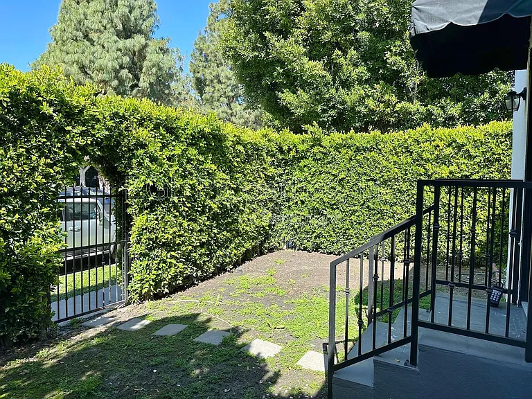 358 N San Vicente Blvd — Photo 2