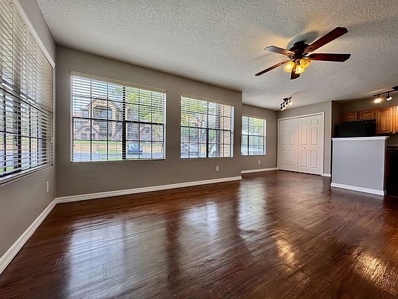 4th image of 390 Woodside Dr Unit 105