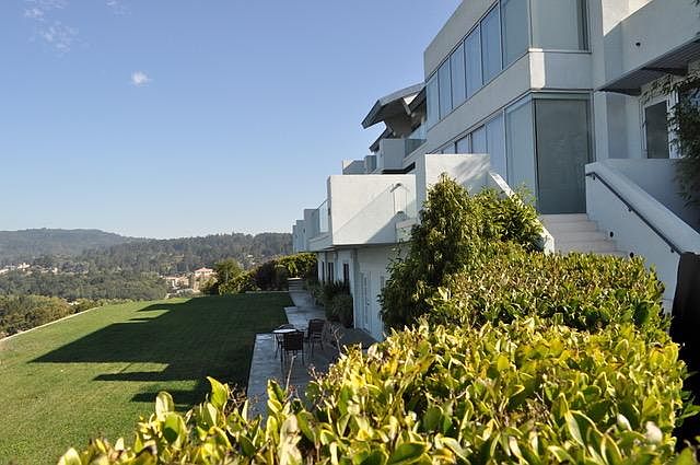 Private entrance with far reaching vistas to the bay / back of the villa