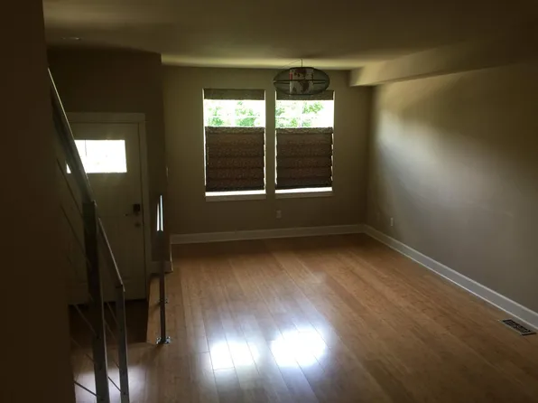 2685 SW Sylvan Heights Dr, Seattle, WA 98106