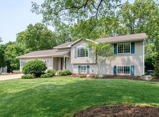 2748 Indian Ridge Dr NE, Grand Rapids, MI 49505