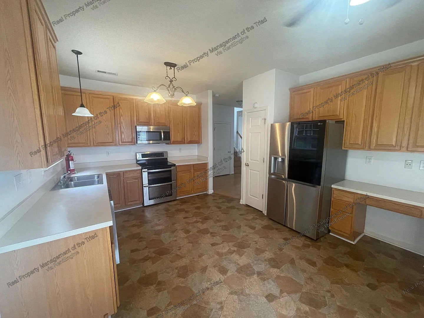 3 bed, 2.5 bath, 1714 sqft, $1,995 — Photo 2
