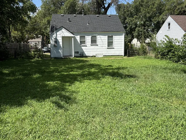 1729 E Looman St — Photo 10