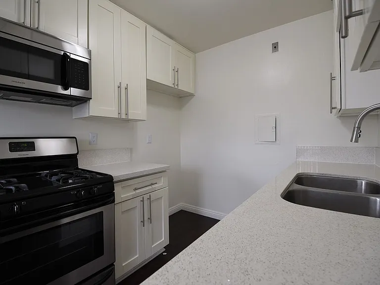 15128-44 Burbank Blvd — Photo 7