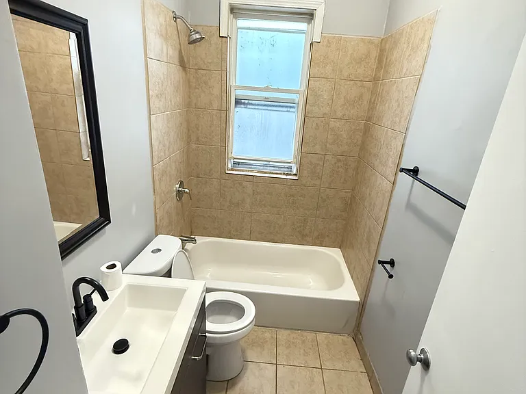 2916 E 91st St #1 — Photo 3