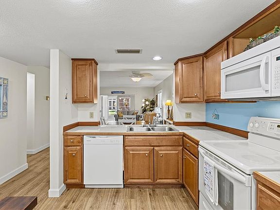 5th image of 404 Pinebrook Cres #4