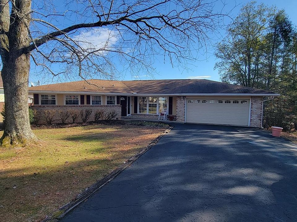 1st image of 415 Thomas Cir