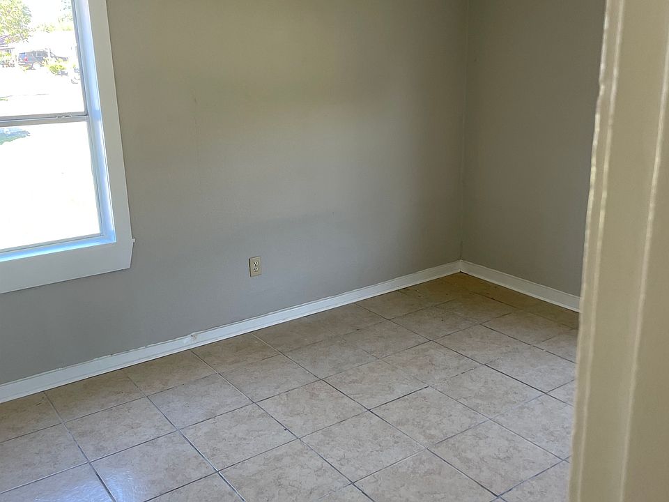 2nd image of 910 S Kansas St