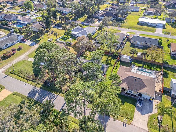 4th image of 2828 Pine Tree Dr