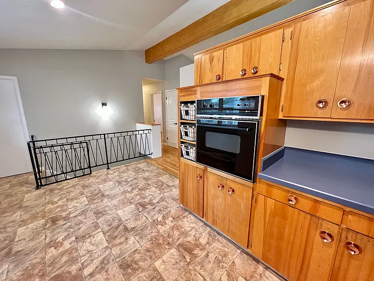 2539 Howard Ave — Photo 5