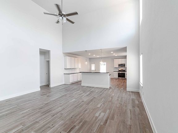 5th image of 413 Twin Lakes Blvd