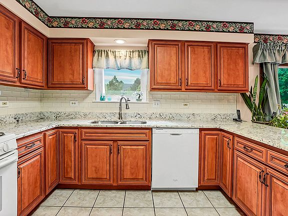 4th image of 656 Lakewood Farms Dr