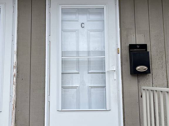 3rd image of 611 Lincoln Way W APT C