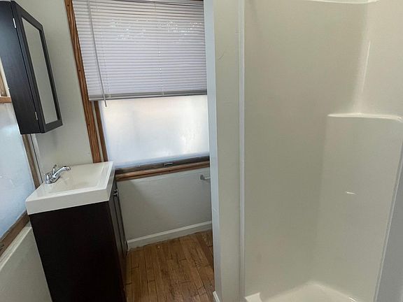 3rd image of 4715 Killam Ave