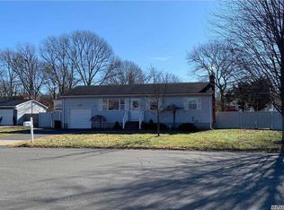 46 Breston Dr E, Shirley, NY 11967
