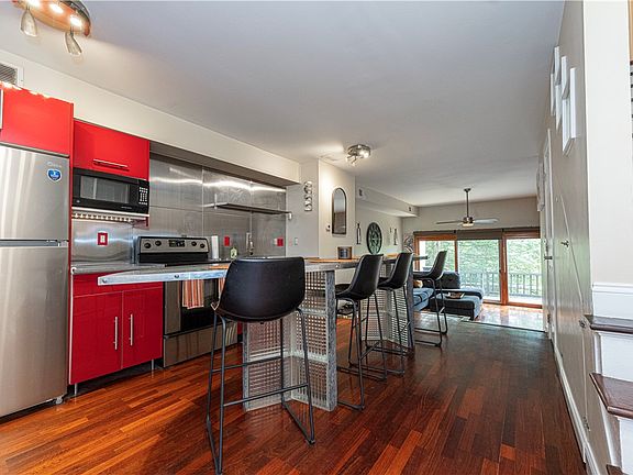 2nd image of 746 Carriage Cir