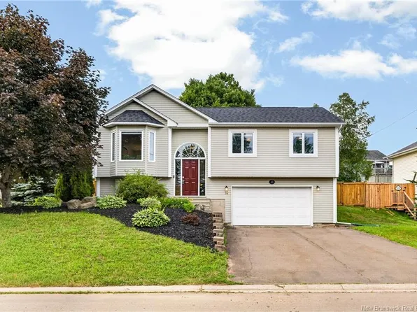 32 Du Ruisseau St, Dieppe, NB E1A 8B3