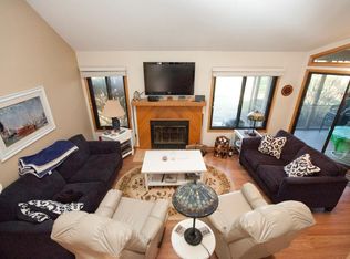 962 Duck Pond Rd, Fontana, WI 53125