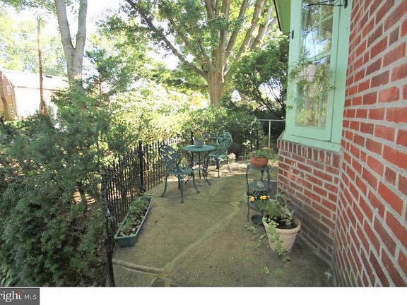 3rd image of 190 W Essex Ave