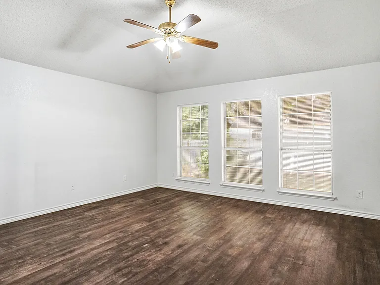 7103 Greenspoint Dr — Photo 5
