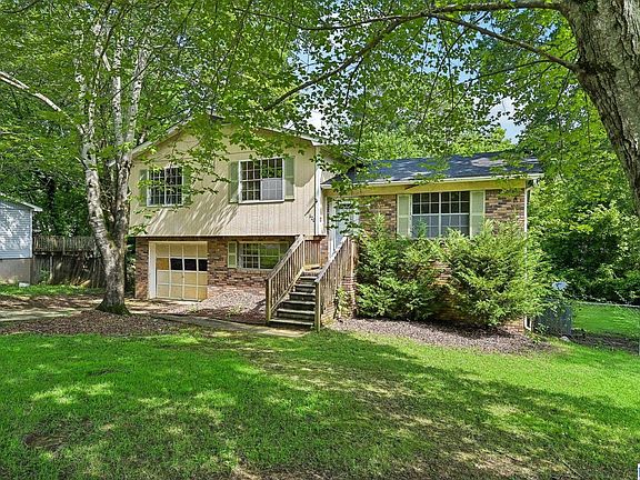 3rd image of 620 Cresap Cir NE