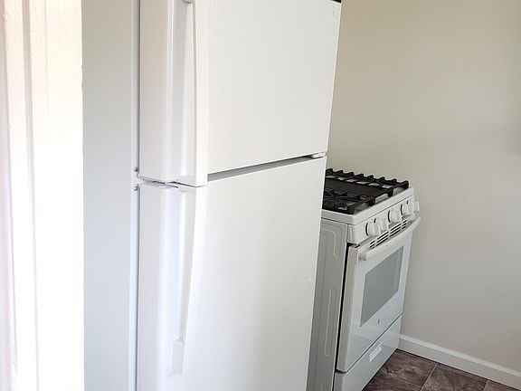 4th image of 824 Felspar St