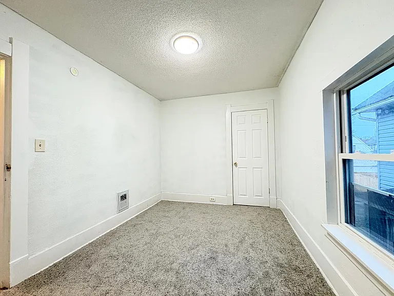 557 Austin St — Photo 15