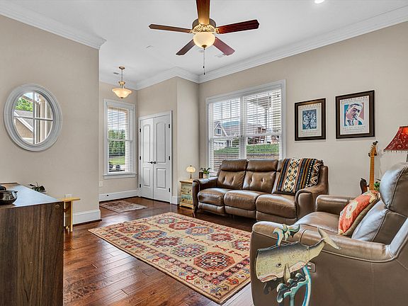 4th image of 4742 Leigh Ln