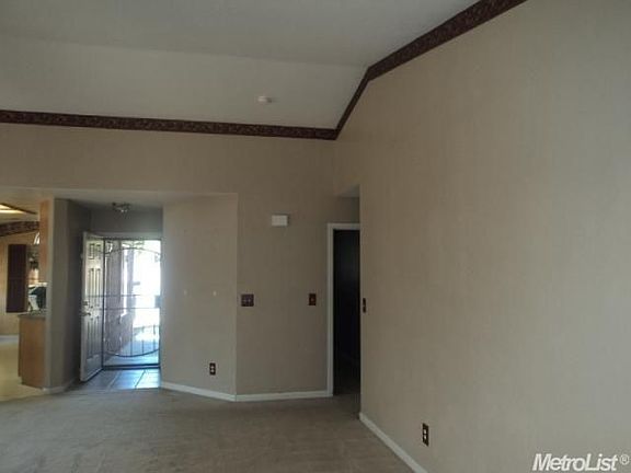 5th image of 657 Vine Ct