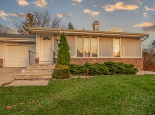 1044 N Wuthering Hills Dr, Janesville, WI 53546
