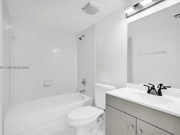 3398 NE 9th Dr #104 — Photo 14