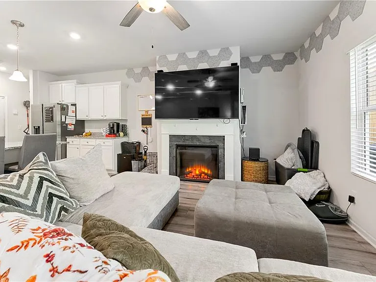 1840 Fabian Way — Photo 8