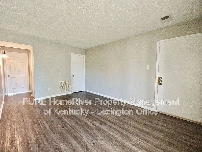 2 bed, 1.0 bath, 700 sqft, $895 — Photo 3