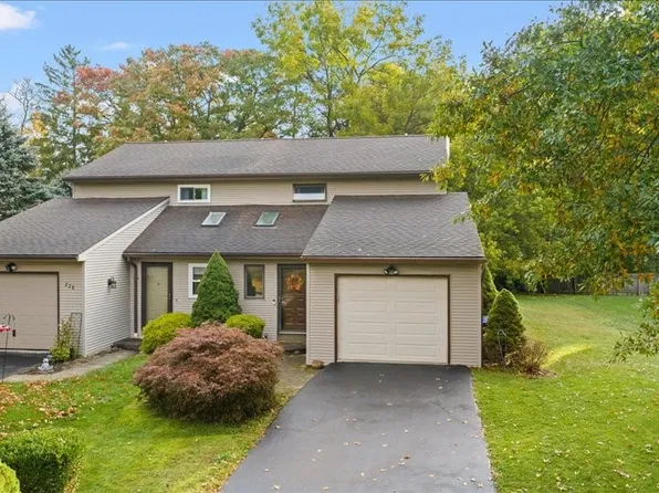 224 Loretta Ln, Vestal, NY 13850